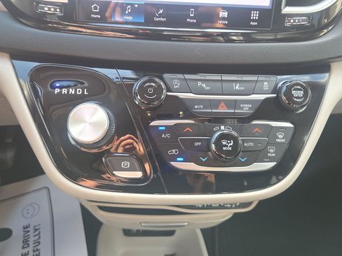 Used 2023 Chrysler Pacifica Touring-L FWD image 21