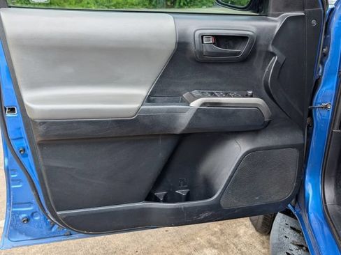 Used 2017 Toyota Tacoma SR5 w/ Tow Package AWD/4WD image 10