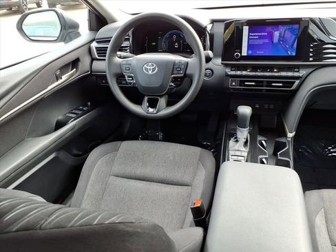 Used 2025 Toyota Camry LE image 5