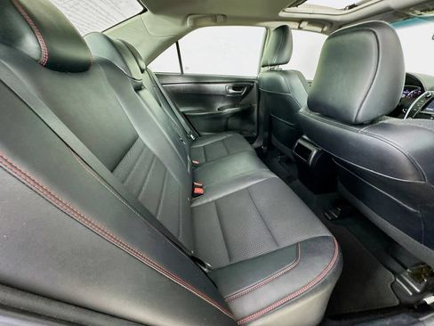 Used 2017 Toyota Camry SE w/ Moonroof Package FWD image 33