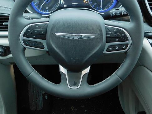 Used 2024 Chrysler Pacifica Limited image 17