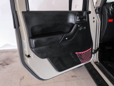 Used 2017 Jeep Wrangler Unlimited Rubicon AWD/4WD image 36