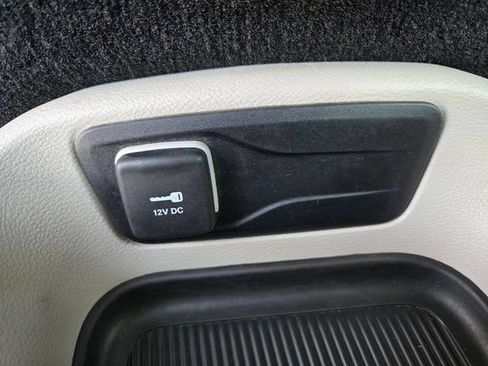 Used 2024 Chrysler Pacifica Limited FWD image 19
