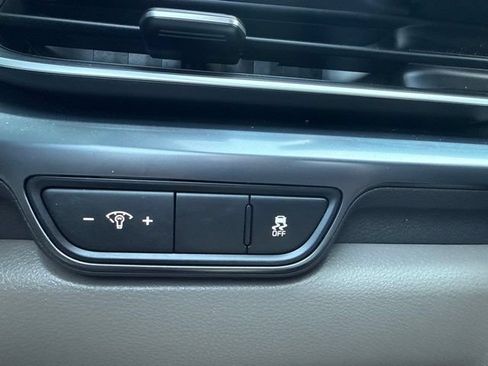 Used 2025 Kia Carnival FWD image 23