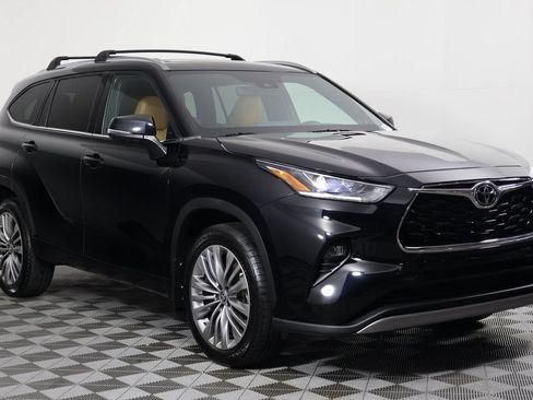 Used 2022 Toyota Highlander Platinum FWD image 3