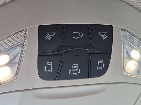 Used 2023 Chrysler Pacifica Touring-L FWD image 11
