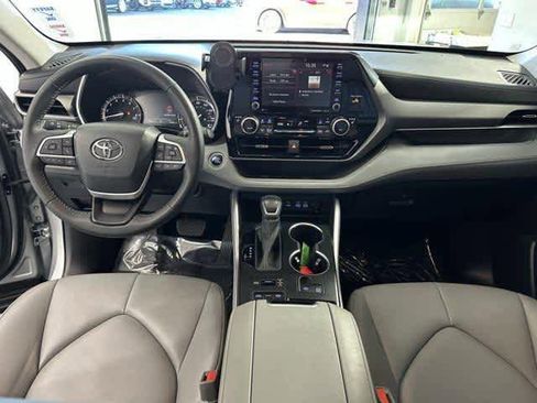 Used 2022 Toyota Highlander XLE image 13