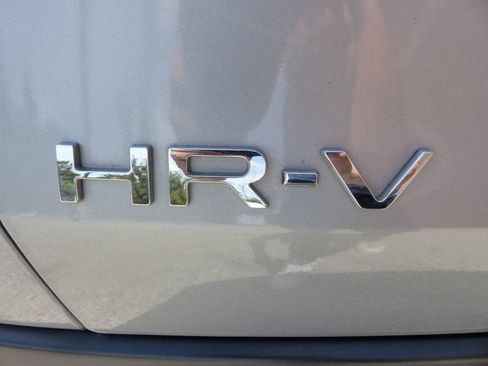 Used 2023 Honda HR-V LX image 9