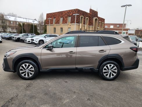 Used 2023 Subaru Outback Premium image 5