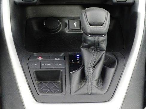 Used 2021 Toyota RAV4 LE FWD image 31