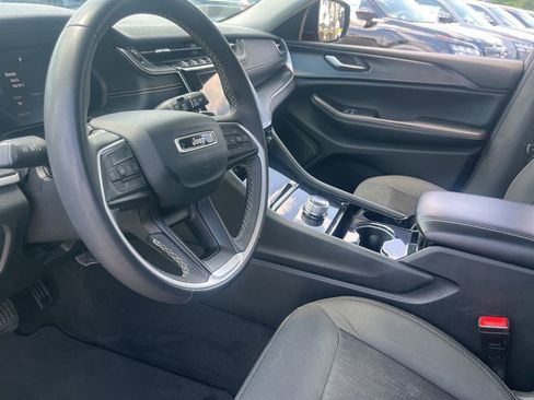 Used 2023 Jeep Grand Cherokee Laredo RWD image 10