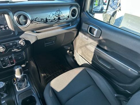 Used 2019 Jeep Wrangler Unlimited Sahara image 20