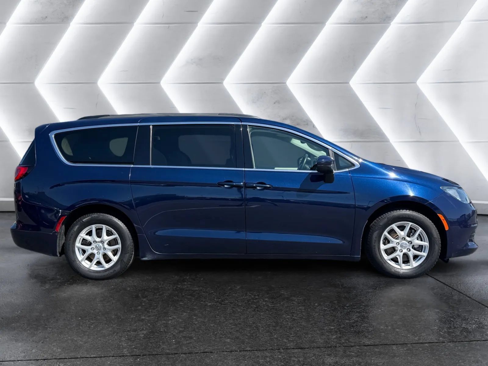 Used 2020 Chrysler Voyager Lxi FWD image 6