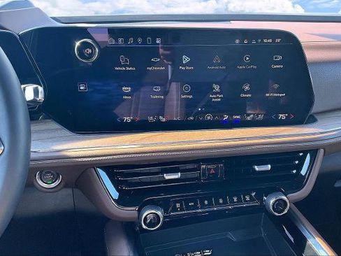 Used 2025 Chevrolet Suburban High Country image 9