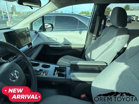 Used 2025 Toyota Sienna LE FWD image 20