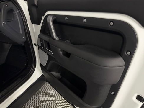 Used 2024 Land Rover Defender 130 X-Dynamic SE image 34