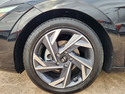 Used 2024 Hyundai Elantra Limited image 11