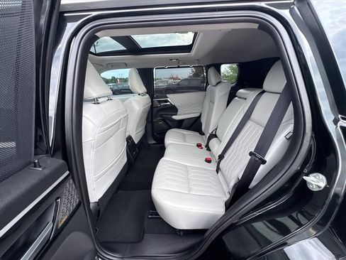 Used 2025 Mitsubishi Outlander AWD image 12