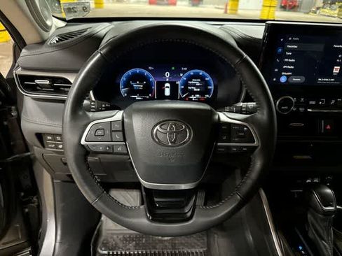 Used 2023 Toyota Highlander Limited AWD/4WD image 19