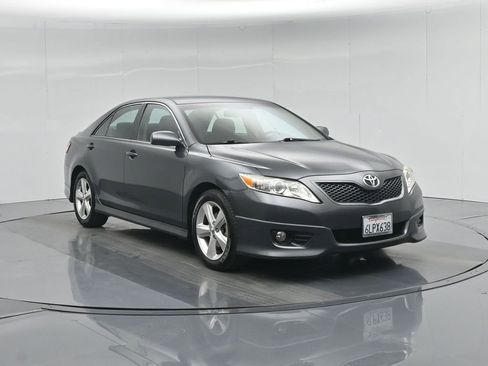 Used 2010 Toyota Camry SE image 1