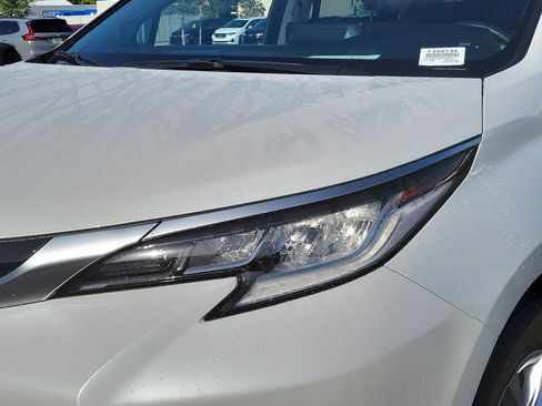 Used 2022 Toyota Sienna Limited FWD image 10