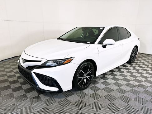 Used 2022 Toyota Camry SE w/ Convenience Package image 7