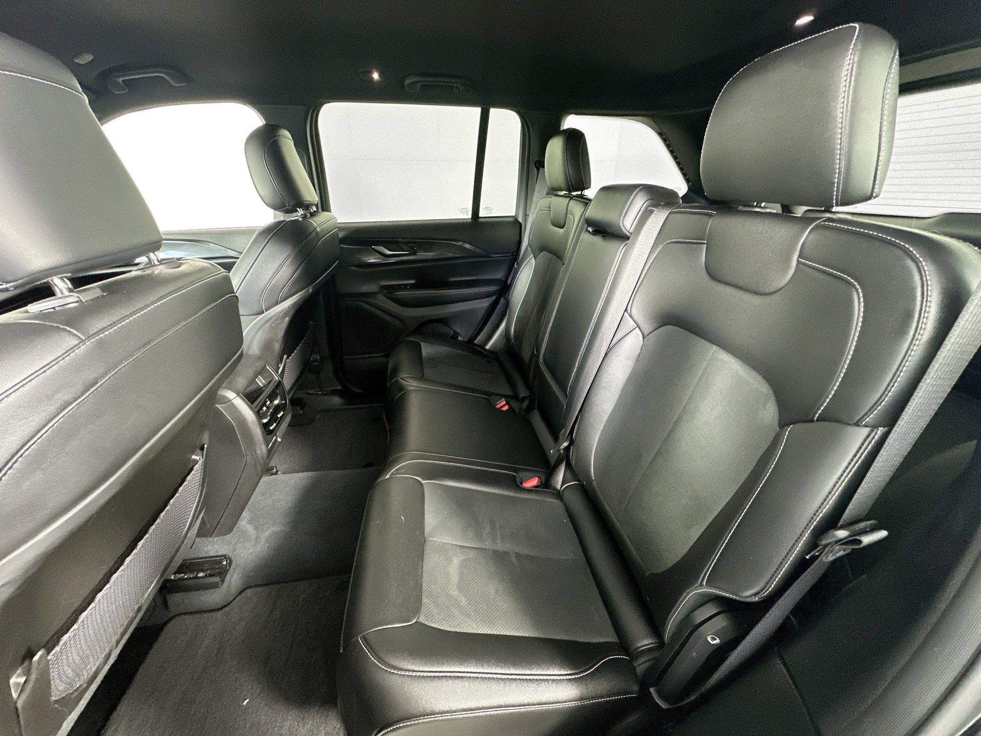Used 2023 Jeep Grand Cherokee Altitude AWD/4WD image 23