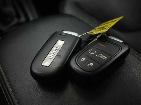 Used 2019 Jeep Cherokee Overland AWD/4WD image 29