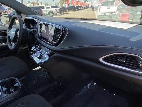 Used 2024 Chrysler Pacifica Touring FWD image 17