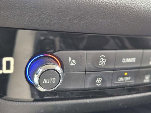 Used 2023 Buick Enclave Essence image 29