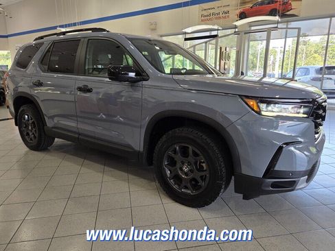 Used 2023 Honda Pilot TrailSport image 3