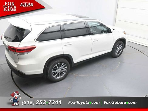Used 2019 Toyota Highlander XLE AWD/4WD image 30