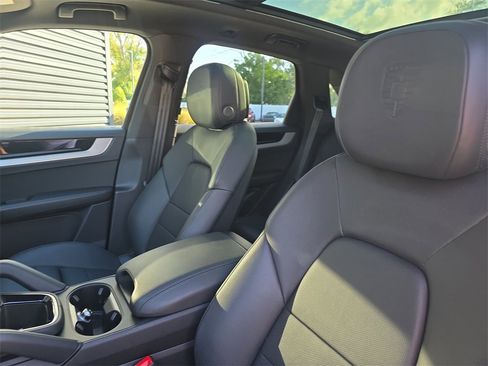 Used 2025 Porsche Cayenne image 5