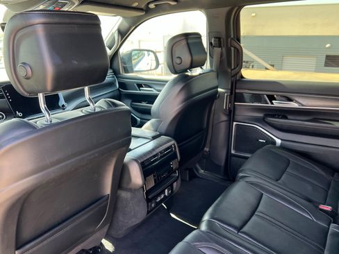 Used 2023 Jeep Wagoneer Series II AWD/4WD image 19