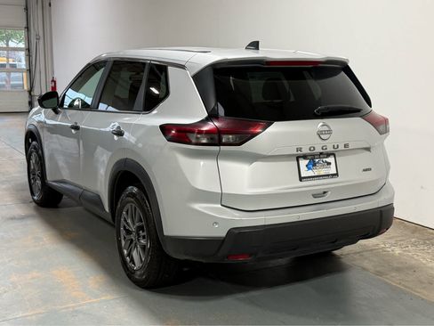 Used 2024 Nissan Rogue S AWD/4WD image 3