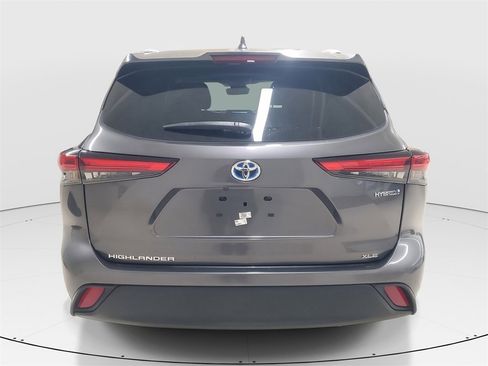 Certified 2023 Toyota Highlander XLE image 6
