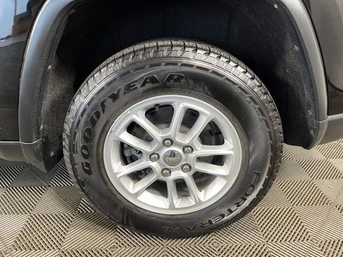 Used 2020 Jeep Grand Cherokee Laredo AWD/4WD image 9