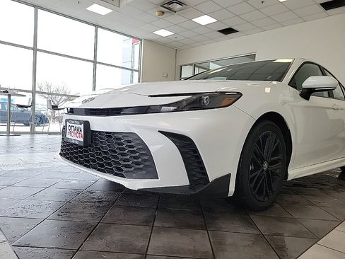 Used 2025 Toyota Camry SE FWD image 14
