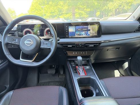 Used 2025 Nissan Kicks SR AWD/4WD image 10