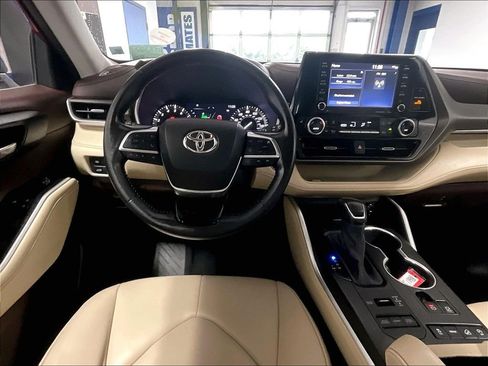 Used 2021 Toyota Highlander XLE AWD/4WD image 17