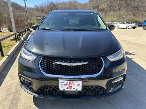 Used 2024 Chrysler Pacifica Touring-L FWD image 5