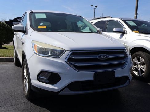 Used 2017 Ford Escape SE image 2