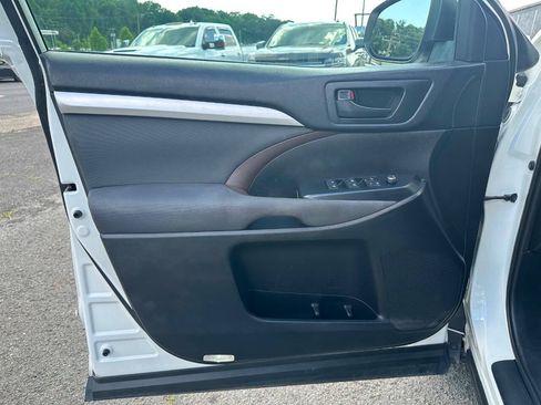 Used 2019 Toyota Highlander LE FWD image 9