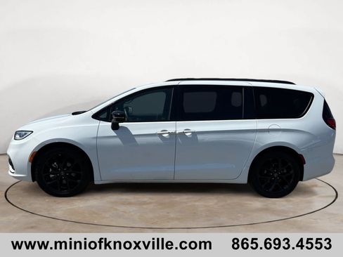 Used 2025 Chrysler Pacifica Limited FWD image 6