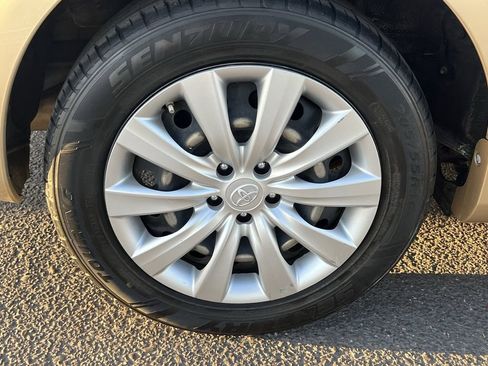 Used 2013 Toyota Corolla LE image 9