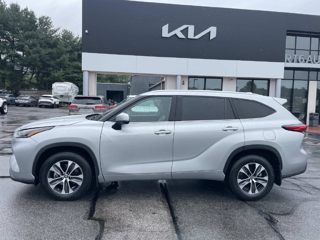 Used 2022 Toyota Highlander XLE AWD/4WD image 2