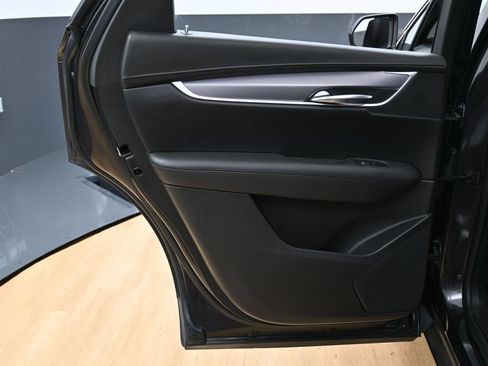 Used 2018 Cadillac XT5 Luxury w/ LPO, Black Ice Package AWD/4WD image 42