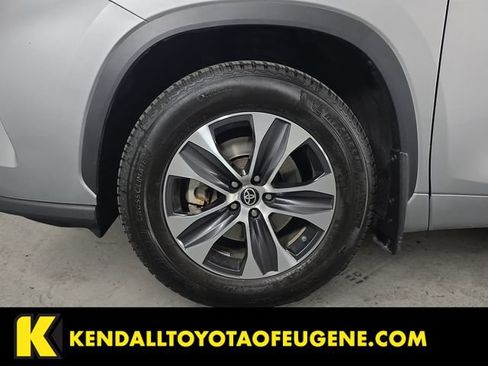 Used 2022 Toyota Highlander XLE AWD/4WD image 9