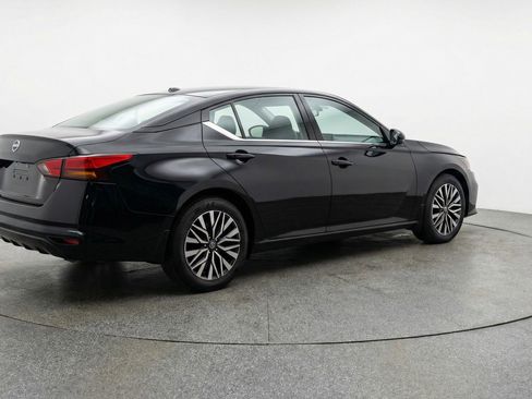 Used 2025 Nissan Altima 2.5 SV image 9