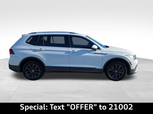 Used 2022 Volkswagen Tiguan SE w/ Panoramic Sunroof Package image 2
